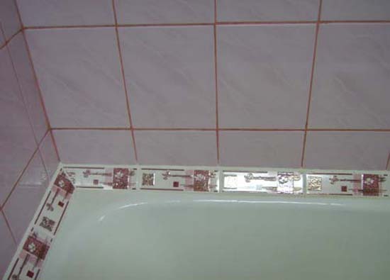 Декоративный керамический плинтус в ванной